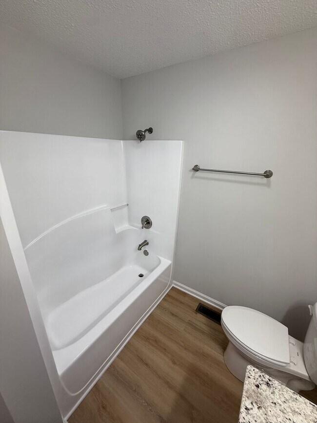 Building Photo - 3 Bedroom 2 Bath