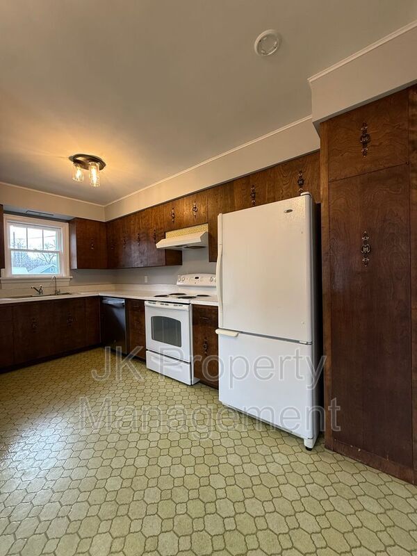 Building Photo - 115 16th St N