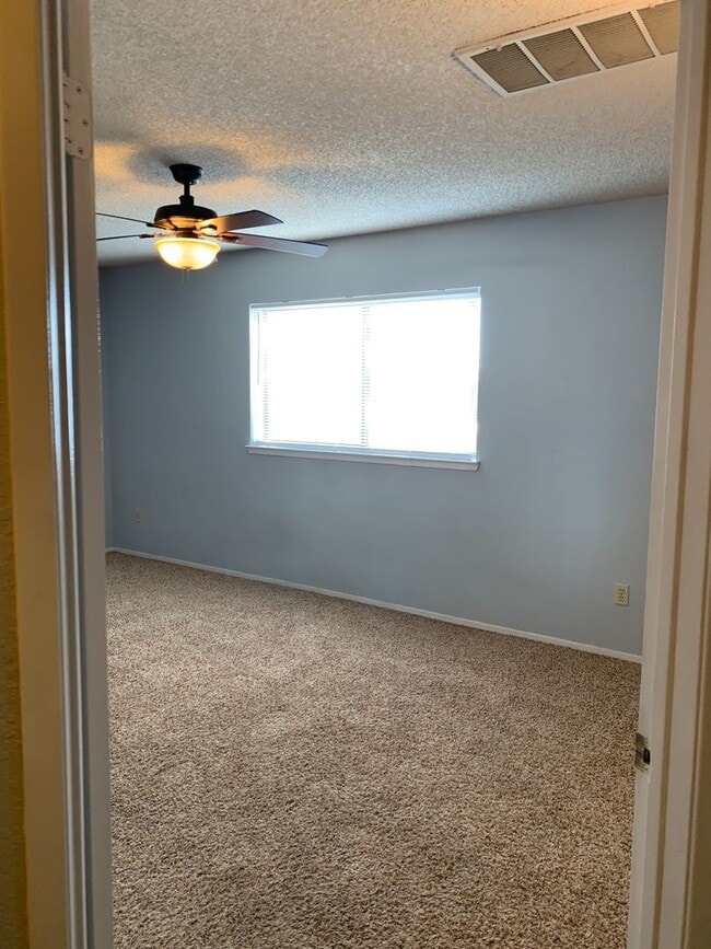 Building Photo - 4525 Trumbull Dr