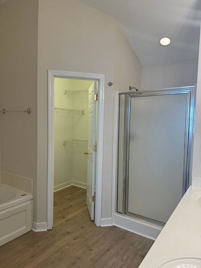 Building Photo - Updated 3 bedroom