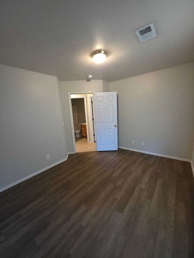 Building Photo - 106 Willow Creek Dr