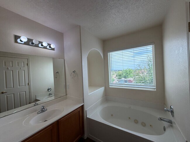 Building Photo - 4 Bedroom Home Available Near McMahon Blvd NW & Universe Blvd NW!