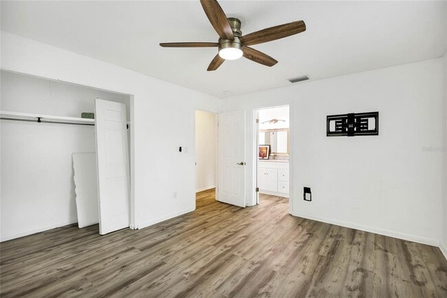 Building Photo - 4130 Lake Saunders Dr