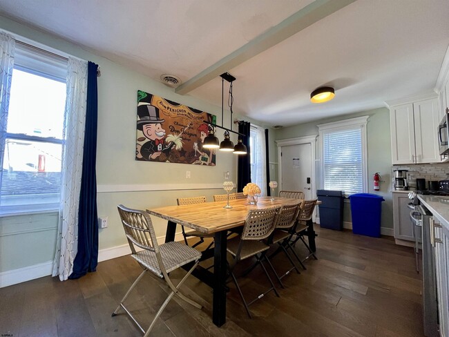 Building Photo - 105 N Windsor Ave