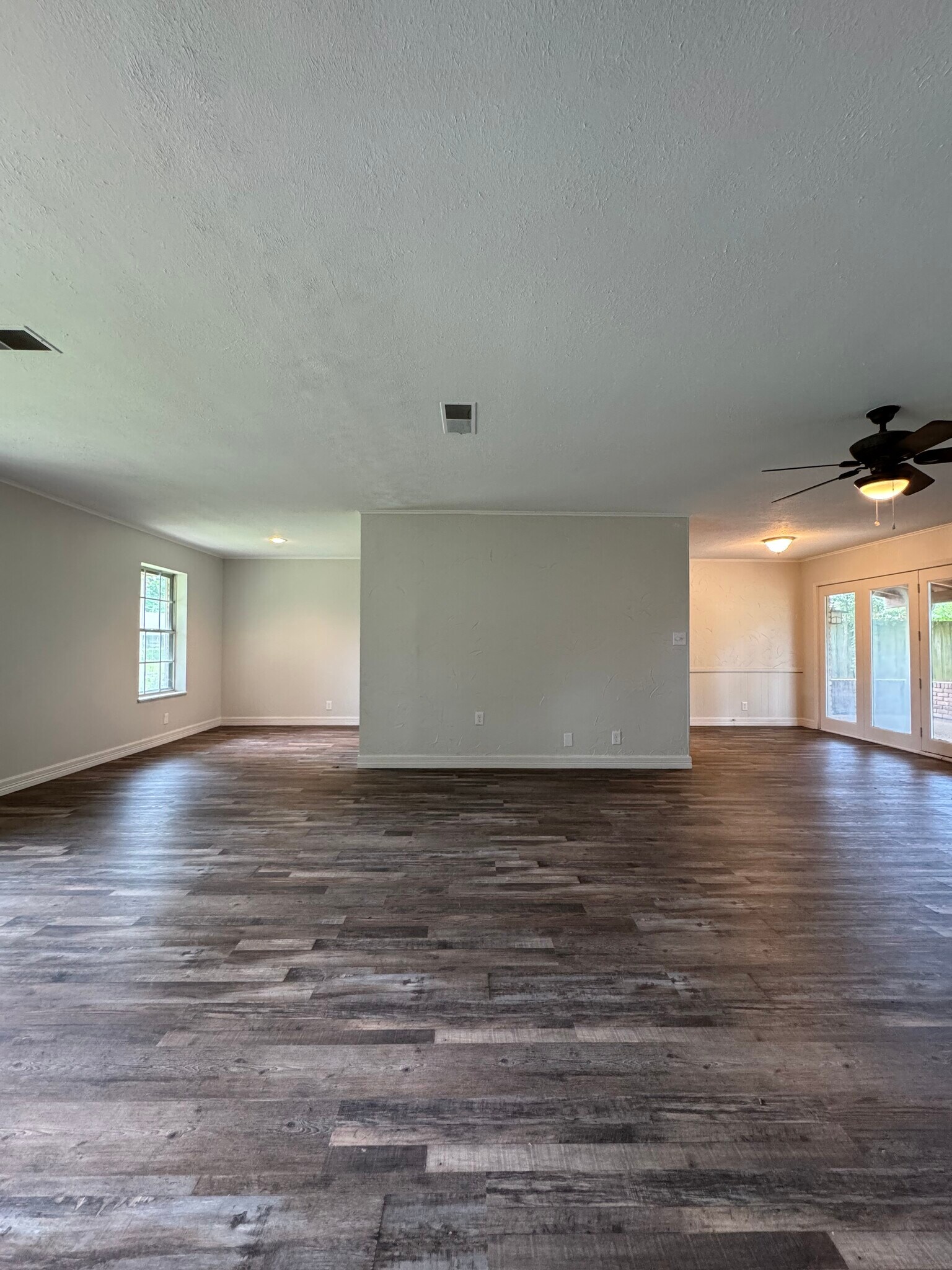 Building Photo - 302 Mobile Dr