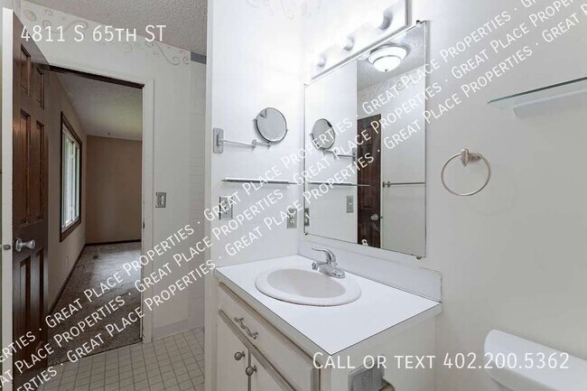 Building Photo - 4811 S 65th St