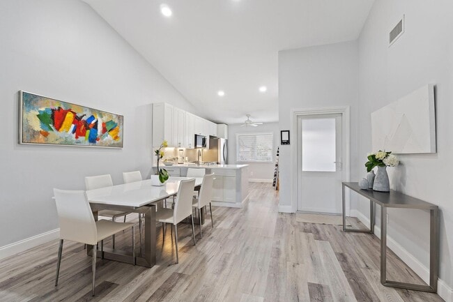 Building Photo - 128 Moccasin Trail S