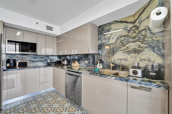 Building Photo - 3530 Mystic Pointe Dr