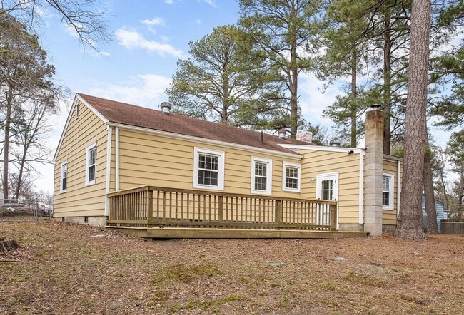 Building Photo - ADORABLE BUNGALOW IN LAKESIDE
