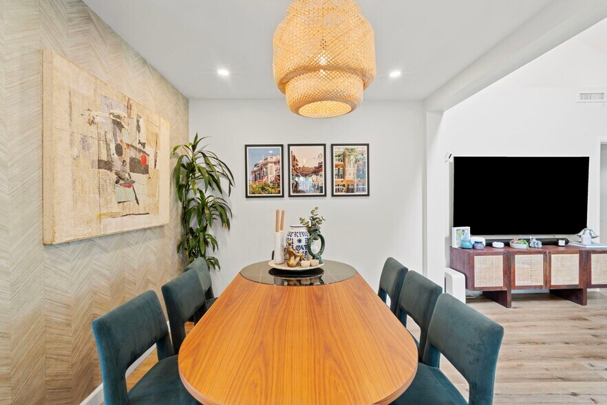 dining - 11038 Blix St