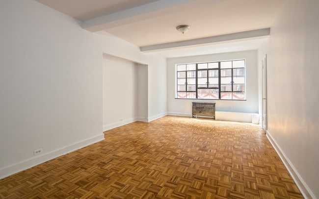 Spacious Studio with lots of natural lighting - 310 E 44th St