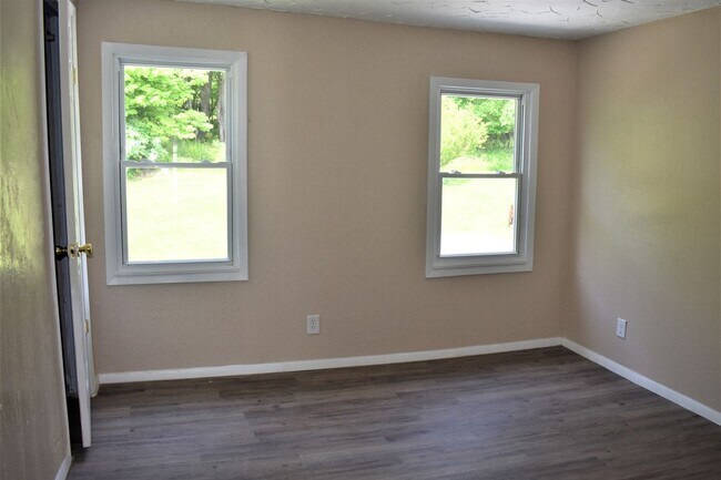 Building Photo - LEASE PENDING AS OF 05/06/2025: Lovely 3 b...