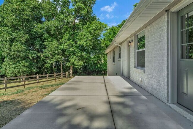 Building Photo - Secluded Remodeled Madison House