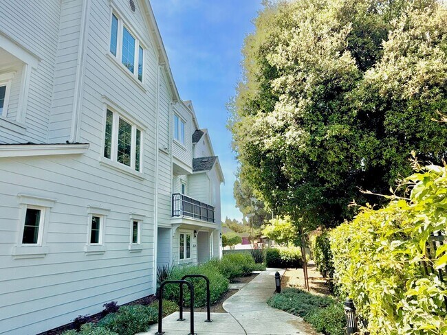 Building Photo - $4,190 / 4 BR - MODERN FREMONT TOWNHOME WITH JUNIOR SUITE, PRIVATE BALCONY & PRIME LOCATION!