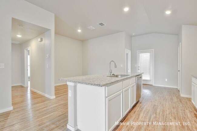 Building Photo - 2012 Kenwood Ave