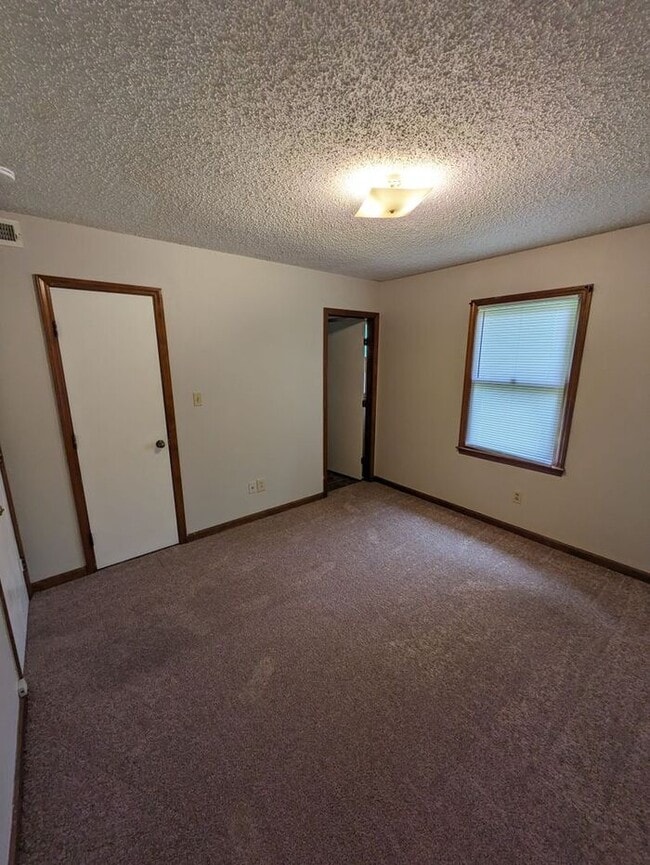 Building Photo - 1BD/1BA Upstairs Unit at Westmont