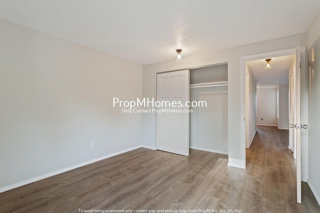 Building Photo - Beautiful Condo Living in the Heart of Tua...