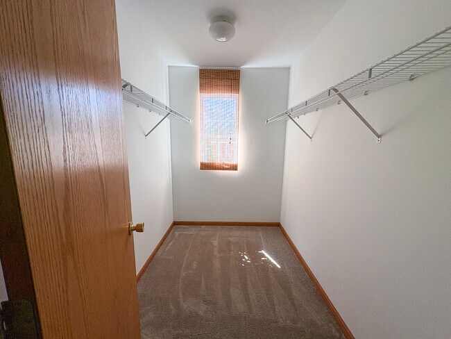 Building Photo - 1453 Millbrook Dr
