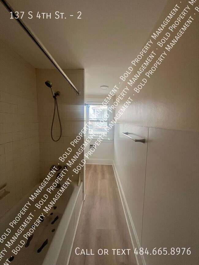 Building Photo - 137 S 4th St