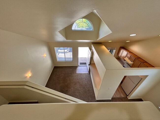 Building Photo - 2 Bed/2 Bath Apartment in NE Bend - Worthington Court