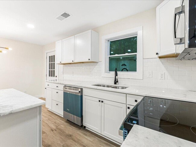 Building Photo - 5794 Pinecrest Rd SW