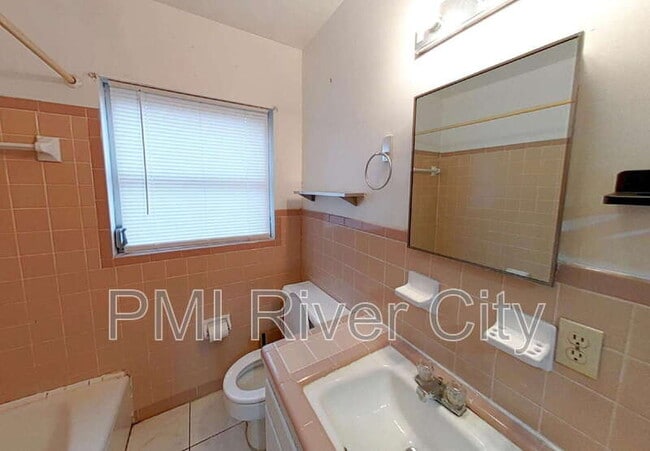 Building Photo - 7473 Greenway Dr