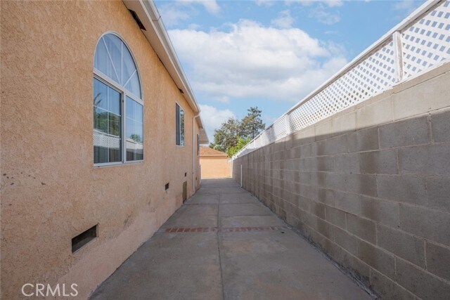 Building Photo - 10407 McClemont Ave