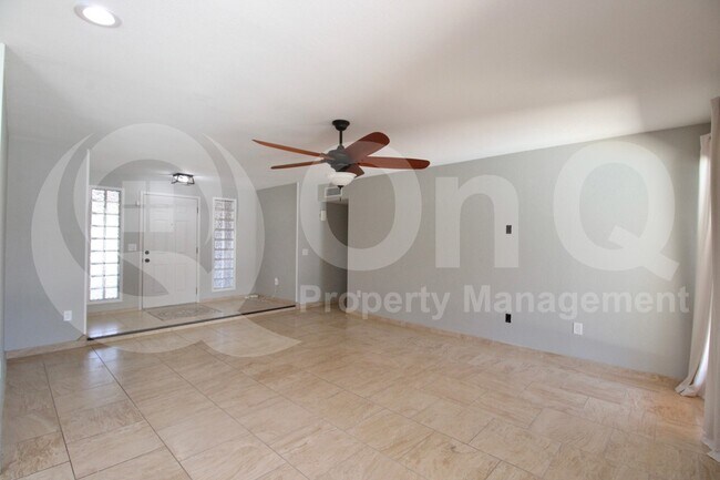 Building Photo - 967 W La Jolla Dr