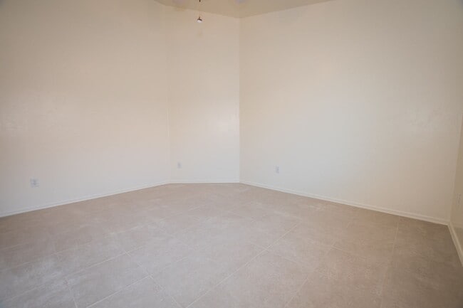 Building Photo - Charming 3-bedroom, 2-bathroom Home w/ 2 C...