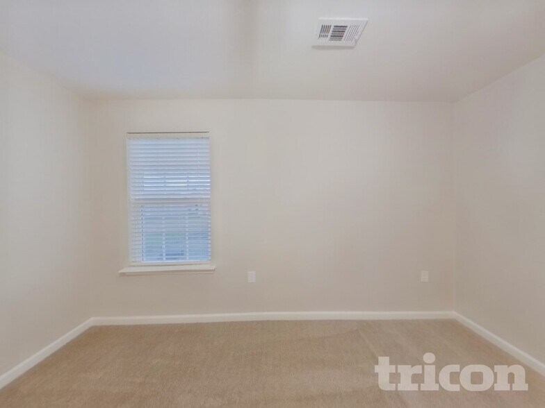 Building Photo - 2848 Village Center Dr