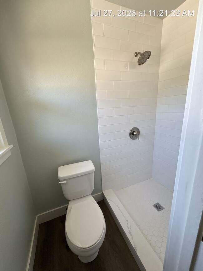 Building Photo - Cozy Home Now Available in Dinuba!!!
