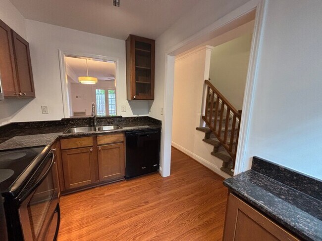 Building Photo - 2 Bedroom Townhome walking distance to Plaza Midwood.