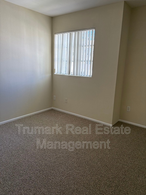 Building Photo - 910 E Wilson Ave