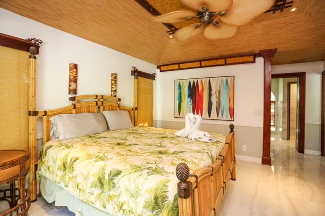Building Photo - **TROPICAL PARADISE**3BEDS/2BATH POOL HOME...