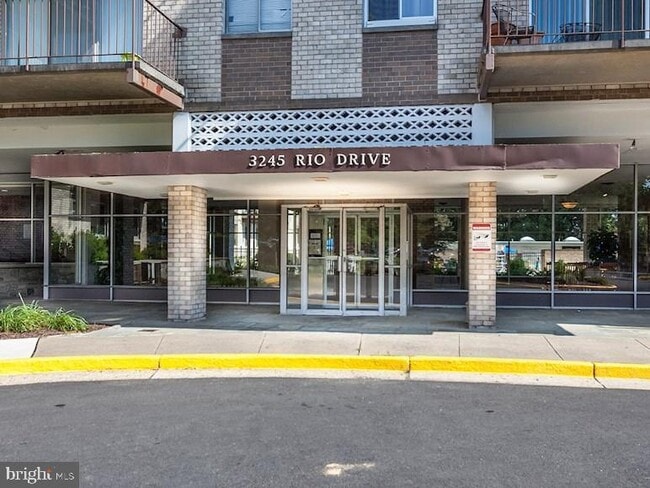 Building Photo - 3245 Rio Dr