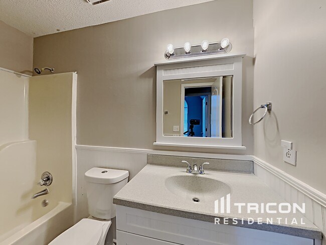 Building Photo - 567 Horseshoe Cir