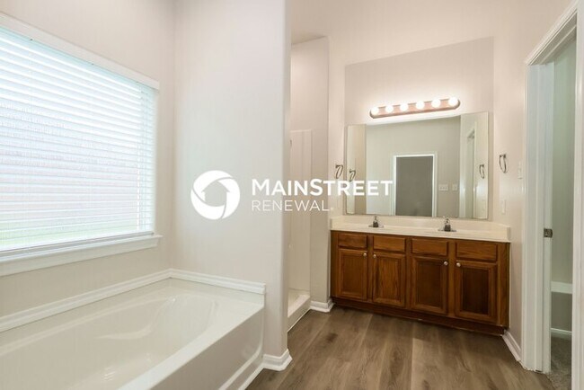 Building Photo - 5 Bedroom Pet-Friendly Home in Conroe, TX with Main Street Renewal