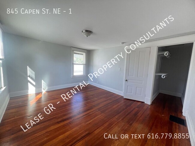 Building Photo - 3 Bedroom Duplex in Grand Rapids! Laundry ...