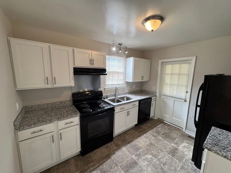 Building Photo - 2116 Finchley Dr