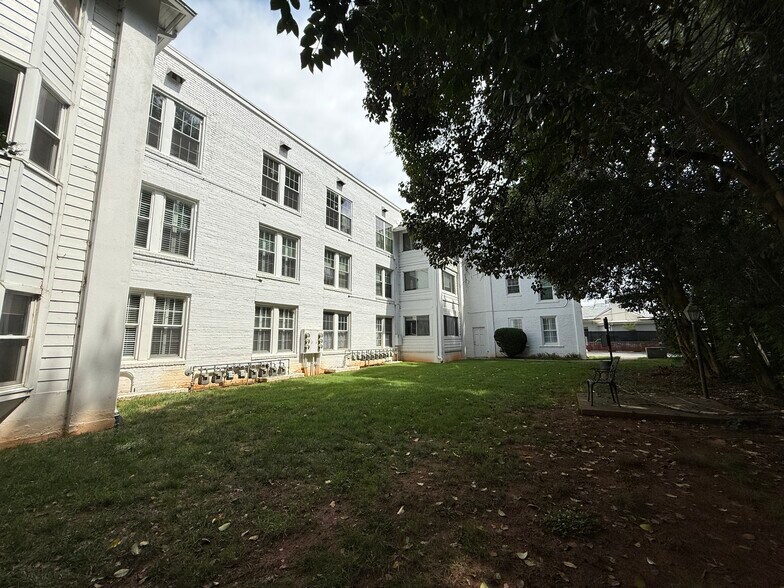 Building Photo - 2501 Roswell Ave