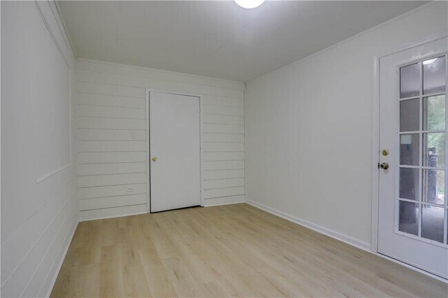 Building Photo - 304 Lexington Dr