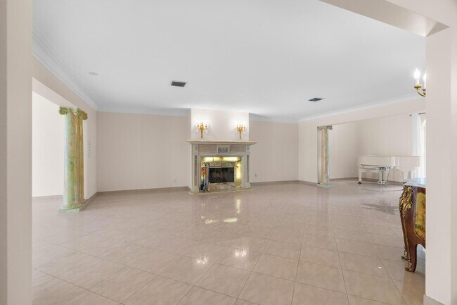 Building Photo - 2100 Cocoanut Rd