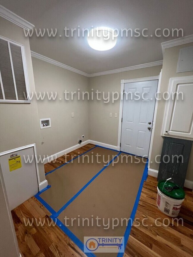 Building Photo - NEWLY UPDATED!! Ready and waiting for you!