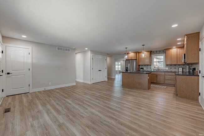 Building Photo - 441 Lawrence Dr