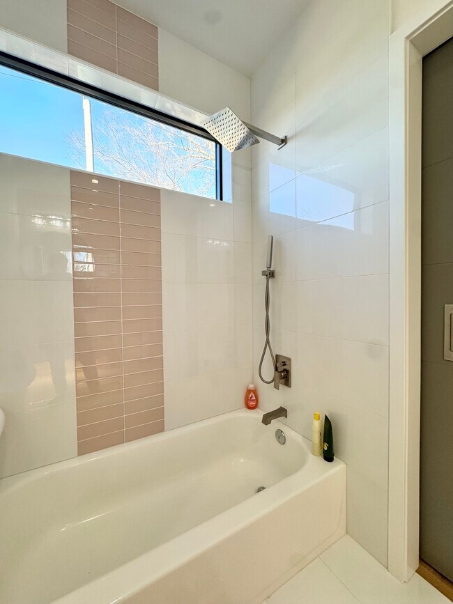 Building Photo - 4732 Mercier St