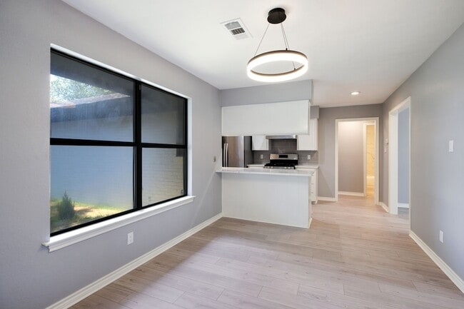 Building Photo - 3808 Yellowstone Pl