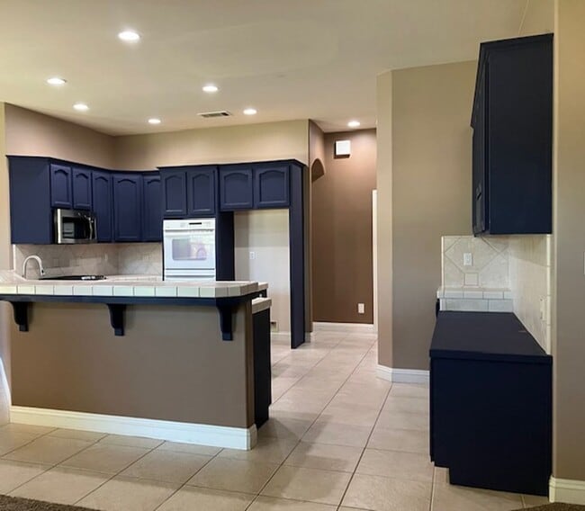 Building Photo - West Bakersfield Custom Home for Rent Available Now!