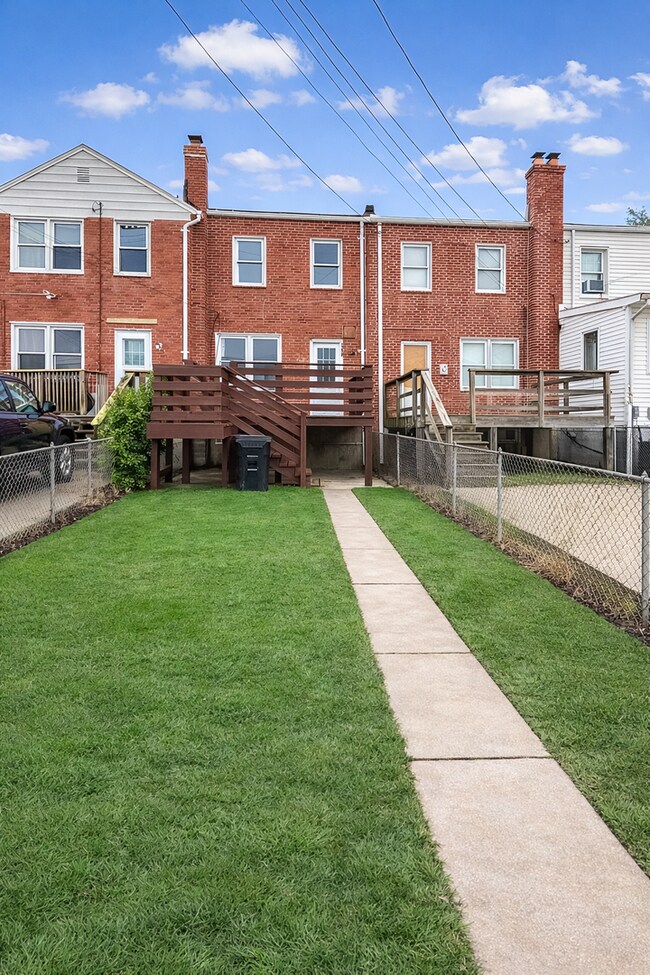 Building Photo - Home with Modern Kitchen, Finished Basement & Backyard Deck