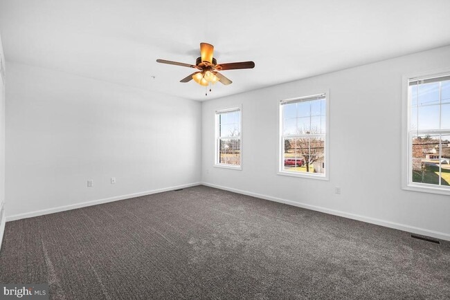 Building Photo - 112 Breezewood Dr