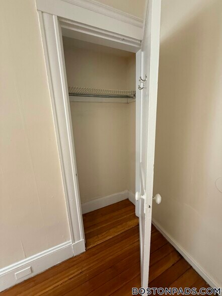 Building Photo - 17 Barrows St